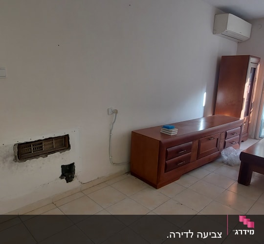 קיר עם חור ותיקוני צבע, דלי צבע אדום